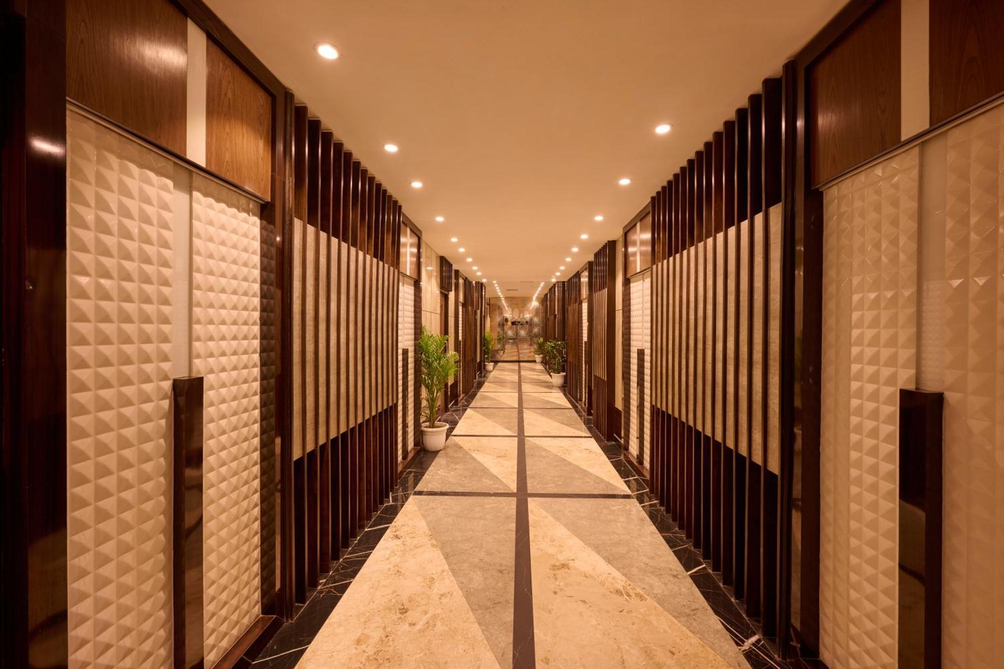 Delite Sarovar Portico Фаридабад Экстерьер фото